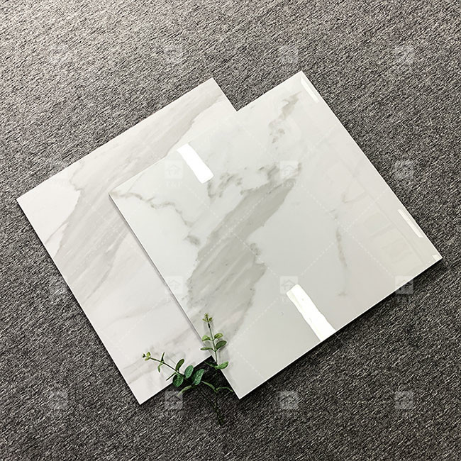 600x600mm البلاط الزجاجي الملمع الملمع العالي للطابق البلاط البورسليني الرخام الأبيض القياسي