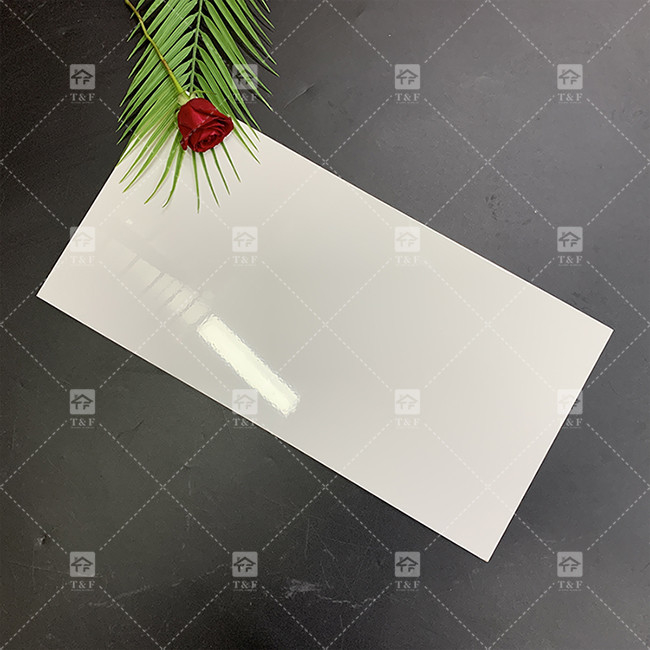 المنزل الزخرفي بلاط البورسلين الأبيض الخارق 300x600 بلاط الجدار المطبخ سطح ملمع بلاط السيراميك